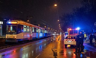 Ohne Passagiere steht die geräumte Stadtbahn am Betheleck. - Christian Mathiesen Ohne Passagiere steht die geräumte Stadtbahn am Betheleck. - Christian Mathiesen