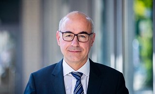 Der Ökonom Achim Wambach mahnt angesichts der Regierungskrise in Deutschland und der Wahl von Trump Reformen an (Archivbild). - Christoph Soeder/dpa Der Ökonom Achim Wambach mahnt angesichts der Regierungskrise in Deutschland und der Wahl von Trump Reformen an (Archivbild). - Christoph Soeder/dpa
