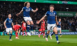 Arminia Bielefelds Maximilian Großer (r.) schreit die Freude über sein Tor zum 2:1 im DFB-Pokal-Halbfinale lauthals heraus. - Teresa Kroeger Arminia Bielefelds Maximilian Großer (r.) schreit die Freude über sein Tor zum 2:1 im DFB-Pokal-Halbfinale lauthals heraus. - Teresa Kroeger