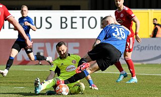 SCP-Stürmer Felix Platte (r.) hatte zuletzt kein Glück im Abschluss. Hier scheitert er im Eins-gegen-Eins-Duell an Düsseldorfs Keeper Florian Kastenmaier. - IMAGO/Ulrich Hufnagel SCP-Stürmer Felix Platte (r.) hatte zuletzt kein Glück im Abschluss. Hier scheitert er im Eins-gegen-Eins-Duell an Düsseldorfs Keeper Florian Kastenmaier. - IMAGO/Ulrich Hufnagel