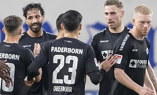 SCP-Angreifer Adriano Grimaldi (2. v. l.) und sein Sturmkollege Felix Platte (2. v. r.) schossen Paderborn zum Sieg beim KSC. - picture alliance/dpa SCP-Angreifer Adriano Grimaldi (2. v. l.) und sein Sturmkollege Felix Platte (2. v. r.) schossen Paderborn zum Sieg beim KSC. - picture alliance/dpa