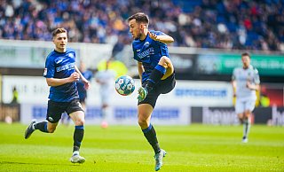 Die Paderborner Mittelfeld-Asse Julian Justvan (M.) und Florent Muslija (hinten l.) haben ihre Erkältungen halbwegs auskuriert und dürften am Samstag in Rostock einsatzbereit sein. - Besim Mazhiqi Die Paderborner Mittelfeld-Asse Julian Justvan (M.) und Florent Muslija (hinten l.) haben ihre Erkältungen halbwegs auskuriert und dürften am Samstag in Rostock einsatzbereit sein. - Besim Mazhiqi