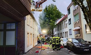 Die Löscharbeiten ziehen sich bis in den Nachmittag. - Claus Frickemeier Die Löscharbeiten ziehen sich bis in den Nachmittag. - Claus Frickemeier