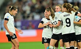 Deutschlands Carlotta Wamser (links) jubelt nach dem 1:0 mit der Torschützin Jule Brand und Sjoeke Nüsken, Janina Minge, Elisa Senß und anderen Spielerinnen. - Sebastian Gollnow/dpa Deutschlands Carlotta Wamser (links) jubelt nach dem 1:0 mit der Torschützin Jule Brand und Sjoeke Nüsken, Janina Minge, Elisa Senß und anderen Spielerinnen. - Sebastian Gollnow/dpa