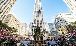 Die Fichte aus Queensbury wird mit einem Kran auf der Rockefeller Plaza aufgerichtet. - Diane Bondareff/FR81453 AP/dpa Die Fichte aus Queensbury wird mit einem Kran auf der Rockefeller Plaza aufgerichtet. - Diane Bondareff/FR81453 AP/dpa