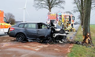 Beim Anprall an den Straßenbaum wurde der Renault Laguna im Frontbereich komplett zerstört. - Ralph Meyer Beim Anprall an den Straßenbaum wurde der Renault Laguna im Frontbereich komplett zerstört. - Ralph Meyer
