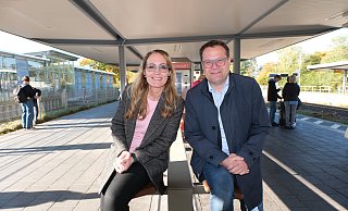 Claudia Heck und Lars Bökenkröger lehnen sich an den neuen Sitzgelegenheiten auf dem Bahnsteig aus Bambusholz an. - Ulf Hanke Claudia Heck und Lars Bökenkröger lehnen sich an den neuen Sitzgelegenheiten auf dem Bahnsteig aus Bambusholz an. - Ulf Hanke