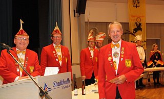 Hans Melcher (r.) wird aus dem Elferrat verabschiedet. Der Vorsitzende Peter Josephs und Vize Lars Rodewald (v.l.) danken ihm für 32 Jahren Engagement. - Regina Brucksch Hans Melcher (r.) wird aus dem Elferrat verabschiedet. Der Vorsitzende Peter Josephs und Vize Lars Rodewald (v.l.) danken ihm für 32 Jahren Engagement. - Regina Brucksch
