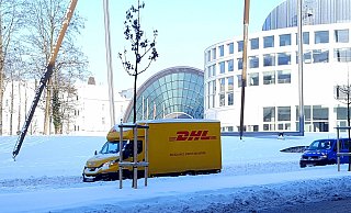 Paketwagen der DHL fahren nur da, wo es geht. Folge: Vieles wird nicht zugestellt. - Kurt Ehmke Paketwagen der DHL fahren nur da, wo es geht. Folge: Vieles wird nicht zugestellt. - Kurt Ehmke