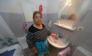 Die 82-jährige Sehriban Ingin klagt seit Ende November über „kaltes Wasser in der Wohnung" am Oberlohmannshof. Grund ist eine defekte Warmwasser-Anlage. Der Haus-Verwalter empfiehlt, das Wasser solange per Herd oder Wasserkocher zu erwärmen. - Andreas Zobe Die 82-jährige Sehriban Ingin klagt seit Ende November über „kaltes Wasser in der Wohnung" am Oberlohmannshof. Grund ist eine defekte Warmwasser-Anlage. Der Haus-Verwalter empfiehlt, das Wasser solange per Herd oder Wasserkocher zu erwärmen. - Andreas Zobe
