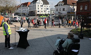 Mit Abstand versammelten sich am Leonardo-Brunnen auf Einladung von Wilk Spieker (l.) und verschiedenen Gruppen rund 100 bis 110 Menschen. - Simone Flörke Mit Abstand versammelten sich am Leonardo-Brunnen auf Einladung von Wilk Spieker (l.) und verschiedenen Gruppen rund 100 bis 110 Menschen. - Simone Flörke