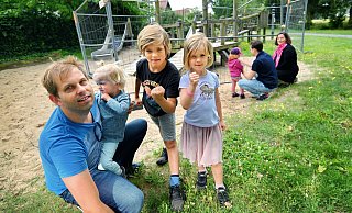 Romy (4, v.r) und Henry (7) sind richtig sauer. Auch Papa Florian Niewöhner, mit Sohn Levi (2), kann absolut nicht nachvollziehen, warum gerade jetzt ein hoher Gitterzaun das Herzstück ihres Spielplatzes absperrt - und dann wochenlang nichts passiert. - Barbara Franke Romy (4, v.r) und Henry (7) sind richtig sauer. Auch Papa Florian Niewöhner, mit Sohn Levi (2), kann absolut nicht nachvollziehen, warum gerade jetzt ein hoher Gitterzaun das Herzstück ihres Spielplatzes absperrt - und dann wochenlang nichts passiert. - Barbara Franke