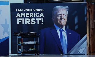 Trump strotzt nach dem Attentat auf ihn und vor dem Parteitag der Republikaner vor Stärke. - Pat A. Robinson/ZUMA Press Wire/dpa Trump strotzt nach dem Attentat auf ihn und vor dem Parteitag der Republikaner vor Stärke. - Pat A. Robinson/ZUMA Press Wire/dpa