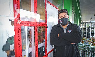 Delil Polat vor seinem Supermarkt in der Dürerstraße. - Sarah Jonek Delil Polat vor seinem Supermarkt in der Dürerstraße. - Sarah Jonek