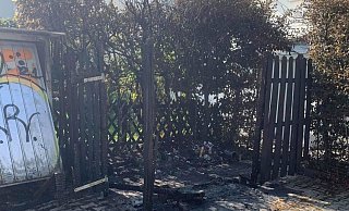 Der Holzverschlag neben der Garage wurde durch den Brand zerstört. - Privat Der Holzverschlag neben der Garage wurde durch den Brand zerstört. - Privat