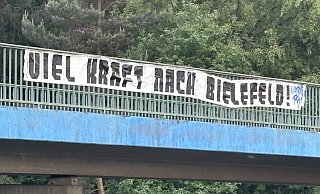 In schwarz-blauen Lettern: Die Paderborner Ultras senden Viel Kraft nach Bielefeld!. - Christian Geisler In schwarz-blauen Lettern: Die Paderborner Ultras senden Viel Kraft nach Bielefeld!. - Christian Geisler