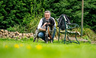 Matthias Ciesler tritt für die CDU Bünde im September als Bürgermeisterkandidat an. Hier ist er mit seinem Hund "Eddie" zu sehen. - Paul Schneider Matthias Ciesler tritt für die CDU Bünde im September als Bürgermeisterkandidat an. Hier ist er mit seinem Hund "Eddie" zu sehen. - Paul Schneider
