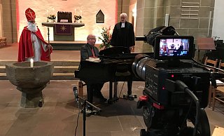 Ein Filmteam der Lübbecker Agentur "TwoTypes" produziert ein Video für den Nikolaustag. Die Akteure sind Kantor Heinz-Hermann Grube, Pfarrer Eberhard Helling und der Nikolaus. - Lübbecke Marketing Ein Filmteam der Lübbecker Agentur "TwoTypes" produziert ein Video für den Nikolaustag. Die Akteure sind Kantor Heinz-Hermann Grube, Pfarrer Eberhard Helling und der Nikolaus. - Lübbecke Marketing