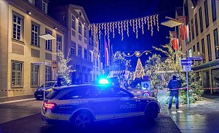 Polizeibeamte sichern den Weihnachtsmarkt ab. - Kohls/SDMG/dpa Polizeibeamte sichern den Weihnachtsmarkt ab. - Kohls/SDMG/dpa