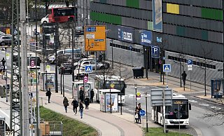 Wo bis gestern der Schienenersatzverkehr der Bahn hielt, soll hinter dem Bahnhof der neue Fernbusbahnhof entstehen. - Dennis Angenendt Wo bis gestern der Schienenersatzverkehr der Bahn hielt, soll hinter dem Bahnhof der neue Fernbusbahnhof entstehen. - Dennis Angenendt