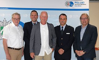 Verabschiedung Nummer 1: Kreisdirektor Klaus Schumacher (v. l.), Polizeioberrat Jan Peter Klug, Polizeihauptkommissar Hans-Ulrich Nübel, Erster Polizeihauptkommissar Hubertus Albers und der Personalratsvorsitzende Udo Ernst. - Polizei Höxter Verabschiedung Nummer 1: Kreisdirektor Klaus Schumacher (v. l.), Polizeioberrat Jan Peter Klug, Polizeihauptkommissar Hans-Ulrich Nübel, Erster Polizeihauptkommissar Hubertus Albers und der Personalratsvorsitzende Udo Ernst. - Polizei Höxter