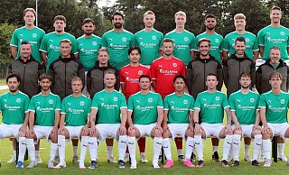 Der neue Kader in grün-weiß: Mit Philipp Ewert (hinten v. l.), Amir Severi, Sakir Gülec, Orkun Tosun, Markus Bischoff, Garon Zeibig, Hashem Celik, Jan Kürten, Sascha Wohlann; Trainer Holm Windmann (mittlere Reihe v. l.), Team-Manager Louis Bierbaum, Sportlicher Leiter Mike Tönsing, Lukas Hasse, Nino vom Hofe, Co-Trainer Maximilian Grove, Sportlicher Leiter Bruno Gabel, Fitness-Trainer Thorsten Finne; Oguz Peker (vorne v. l.), Umut Uyanik, Jonas Kreickenbaum, Phillip Ueberschär, Nico Bergmann, Bokan Hazem, Louis Elsner, Jan Menne, Jannik Golin sowie den fehlenden Mourad El Hamdaoui, Nico Schneider, Maximilian Cuwalsky, Jean-Mustafa Dusinovic und Physiotherapeut Dorian Kronsbein geht der TuS GW Pödinghausen in die kommende Saison. - Wolfgang Rudolf Der neue Kader in grün-weiß: Mit Philipp Ewert (hinten v. l.), Amir Severi, Sakir Gülec, Orkun Tosun, Markus Bischoff, Garon Zeibig, Hashem Celik, Jan Kürten, Sascha Wohlann; Trainer Holm Windmann (mittlere Reihe v. l.), Team-Manager Louis Bierbaum, Sportlicher Leiter Mike Tönsing, Lukas Hasse, Nino vom Hofe, Co-Trainer Maximilian Grove, Sportlicher Leiter Bruno Gabel, Fitness-Trainer Thorsten Finne; Oguz Peker (vorne v. l.), Umut Uyanik, Jonas Kreickenbaum, Phillip Ueberschär, Nico Bergmann, Bokan Hazem, Louis Elsner, Jan Menne, Jannik Golin sowie den fehlenden Mourad El Hamdaoui, Nico Schneider, Maximilian Cuwalsky, Jean-Mustafa Dusinovic und Physiotherapeut Dorian Kronsbein geht der TuS GW Pödinghausen in die kommende Saison. - Wolfgang Rudolf