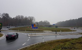 Wer am Ende der Alleestraße in falscher Richtung auf die A 33 auffährt, muss einige Schilder ignorieren. - Uwe Pollmeier Wer am Ende der Alleestraße in falscher Richtung auf die A 33 auffährt, muss einige Schilder ignorieren. - Uwe Pollmeier