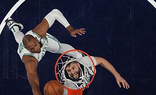 Maxi Kleber (r) hat mit dem Thema Nationalmannschaft abgeschlossen. - Julio Cortez/AP/dpa Maxi Kleber (r) hat mit dem Thema Nationalmannschaft abgeschlossen. - Julio Cortez/AP/dpa