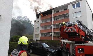 Eine Person wurde vorsorglich mit einem Rettungswagen zur ambulanten Abklärung in ein Krankenhaus transportiert. - Feuerwehr Paderborn Eine Person wurde vorsorglich mit einem Rettungswagen zur ambulanten Abklärung in ein Krankenhaus transportiert. - Feuerwehr Paderborn