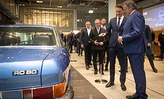 Zum 100. Geburtstag des Computerpioniers Heinz Nixdorf stattet NRW-Ministerpräsident Hendrik Wüst (2.v.r.) dem HNF in Paderborn einen Besuch ab. - Mike-Dennis Müller Zum 100. Geburtstag des Computerpioniers Heinz Nixdorf stattet NRW-Ministerpräsident Hendrik Wüst (2.v.r.) dem HNF in Paderborn einen Besuch ab. - Mike-Dennis Müller