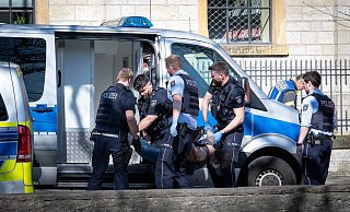 Messerattacke auf der Heeper Straße in Bielefeld: Zwei Männer sind schwer verletzt worden. Hier wird der mutmaßliche Täter überwältigt. - Barbara Franke Messerattacke auf der Heeper Straße in Bielefeld: Zwei Männer sind schwer verletzt worden. Hier wird der mutmaßliche Täter überwältigt. - Barbara Franke