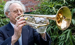 Jeden Tag spielt der Trompeter einige Lieder im Garten des St. Josef Krankenhauses. - picture alliance/dpa Jeden Tag spielt der Trompeter einige Lieder im Garten des St. Josef Krankenhauses. - picture alliance/dpa