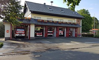 Die Tage des Feuerwehrhauses sind gezählt. Bei einer Sanierung können wesentliche Nachteile nicht beseitigt werden. - Feuerwehr Löschzug Ostenland Die Tage des Feuerwehrhauses sind gezählt. Bei einer Sanierung können wesentliche Nachteile nicht beseitigt werden. - Feuerwehr Löschzug Ostenland