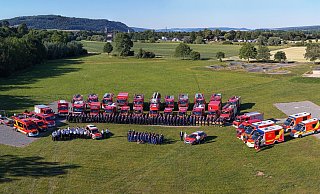 Die Einsatzkräfte der Feuerwehr bieten samt ihrer Fahrzeuge ein gleichsam historisches und imposantes Bild. - www.FlyingAirPicture.de Die Einsatzkräfte der Feuerwehr bieten samt ihrer Fahrzeuge ein gleichsam historisches und imposantes Bild. - www.FlyingAirPicture.de