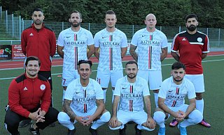 Canlars Neue: Co-Trainer Panagiotis Triptsis (hinten v. l.), Avdyl Haliti, Thomas Winder, Kevin Schürstedt, Baris Yurtsever (sportlicher Leiter), vorne Trainer Aziz Akpinar, Burak Gözlü, Diyar Semo, Gor Haruntyunyan. - Klusmeyer Canlars Neue: Co-Trainer Panagiotis Triptsis (hinten v. l.), Avdyl Haliti, Thomas Winder, Kevin Schürstedt, Baris Yurtsever (sportlicher Leiter), vorne Trainer Aziz Akpinar, Burak Gözlü, Diyar Semo, Gor Haruntyunyan. - Klusmeyer