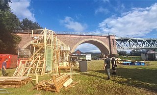 Für das Festival Lichtalben entsteht an der Weser bei Boffzen ein Veranstaltungsort mit zwei Bühnen – links ist die Mainstage im Rohbau zu sehen. - Simone Flörke Für das Festival Lichtalben entsteht an der Weser bei Boffzen ein Veranstaltungsort mit zwei Bühnen – links ist die Mainstage im Rohbau zu sehen. - Simone Flörke