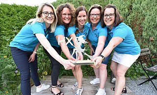 Geimpft, getestet, gesund aber vor allem verhext: Wanda Rau (Schatzmeisterin, v. l.), Christine Timmermann (neue Beisitzerin), Simone Kube (neue Vorsitzende), Verena Hermanns (neue Beisitzerin) sowie Diana Freytag (neuestellvertretende Vorsitzende) - Thomas Kube Geimpft, getestet, gesund aber vor allem verhext: Wanda Rau (Schatzmeisterin, v. l.), Christine Timmermann (neue Beisitzerin), Simone Kube (neue Vorsitzende), Verena Hermanns (neue Beisitzerin) sowie Diana Freytag (neuestellvertretende Vorsitzende) - Thomas Kube