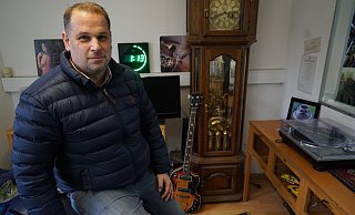 Alexis Lepouras betreibt seit 16 Jahren das Gütersloher Pfandleihhaus an der Carl-Miele-Straße. Zu den skurrilsten Gegenständen, die bei ihm abgegeben wurden, gehört ein Propeller eines Kampffliegers aus dem ersten Weltkrieg. - Christian Geisler Alexis Lepouras betreibt seit 16 Jahren das Gütersloher Pfandleihhaus an der Carl-Miele-Straße. Zu den skurrilsten Gegenständen, die bei ihm abgegeben wurden, gehört ein Propeller eines Kampffliegers aus dem ersten Weltkrieg. - Christian Geisler