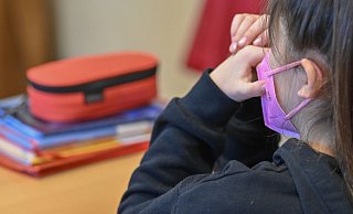Ein Mädchen trägt eine Maske im Unterricht in einer Grundschule in Frankfurt (Oder). - Foto: Patrick Pleul/dpa-Zentralbild/dpa Ein Mädchen trägt eine Maske im Unterricht in einer Grundschule in Frankfurt (Oder). - Foto: Patrick Pleul/dpa-Zentralbild/dpa
