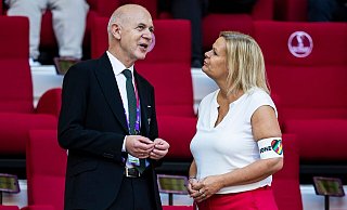 Bundesinnenministerin Nancy Faeser (SPD) und DFB-Präsident Bernd Neuendorf unterhalten sich. - Tom Weller/dpa Bundesinnenministerin Nancy Faeser (SPD) und DFB-Präsident Bernd Neuendorf unterhalten sich. - Tom Weller/dpa
