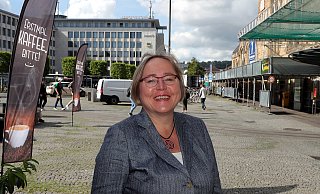 Kerstin Haarmann (54) sieht am Hauptbahnhof viel ungenutztes Potenzial, ihr gewählter Lieblingsort für das Porträt. Der Vorplatz sollte eine attraktivere Pforte zur Stadt werden, findet die OB-Kandidatin der Grünen. - Wolfgang Rudolf Kerstin Haarmann (54) sieht am Hauptbahnhof viel ungenutztes Potenzial, ihr gewählter Lieblingsort für das Porträt. Der Vorplatz sollte eine attraktivere Pforte zur Stadt werden, findet die OB-Kandidatin der Grünen. - Wolfgang Rudolf
