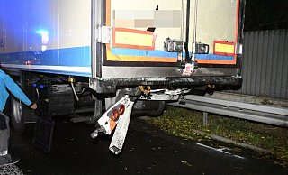 Nach Angaben der Polizei war ein 58-Jähriger aus Niedersachsen mit seinem Lkw gegen 1.40 Uhr auf einen vor ihm fahrenden Kleintransporter aufgefahren. - Andreas Eickhoff Nach Angaben der Polizei war ein 58-Jähriger aus Niedersachsen mit seinem Lkw gegen 1.40 Uhr auf einen vor ihm fahrenden Kleintransporter aufgefahren. - Andreas Eickhoff
