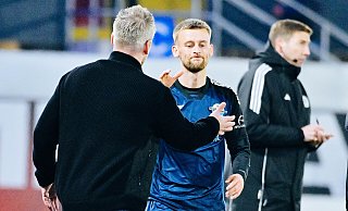 Sebastian Klaas, der hier beim Heimspiel gegen Münster mit Cheftrainer Lukas Kwasniok abklatscht, - BESIM MAZHIQI Sebastian Klaas, der hier beim Heimspiel gegen Münster mit Cheftrainer Lukas Kwasniok abklatscht, - BESIM MAZHIQI