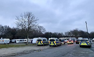 Mehrere Polizeiwagen stehen in der Zufahrt zum Landfahrerplatz. - Stefan Becker Mehrere Polizeiwagen stehen in der Zufahrt zum Landfahrerplatz. - Stefan Becker