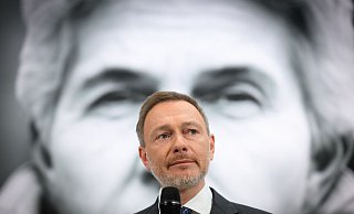 FDP-Chef Lindner stellt sich vor seine Parteikollegin Strack-Zimmermann. - Bernd von Jutrczenka/dpa FDP-Chef Lindner stellt sich vor seine Parteikollegin Strack-Zimmermann. - Bernd von Jutrczenka/dpa