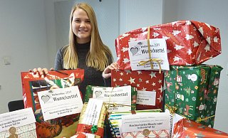 Neele Höckenschnieder aus dem Team des Paderborner Frauenhauses wird den Frauen und Kindern die Präsente bei einer Weihnachtsfeier überreichen. - Sabine Kauke Neele Höckenschnieder aus dem Team des Paderborner Frauenhauses wird den Frauen und Kindern die Präsente bei einer Weihnachtsfeier überreichen. - Sabine Kauke