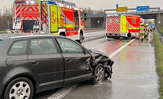 Bei einem Zusammenstoß auf der Salzkottener Straße wurde dieser Audi A3 von einem Fiat Punto erfasst, der von der Autobahn A33 kam. - Ralph Meyer Bei einem Zusammenstoß auf der Salzkottener Straße wurde dieser Audi A3 von einem Fiat Punto erfasst, der von der Autobahn A33 kam. - Ralph Meyer