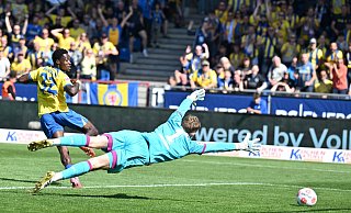Schoss die Eintracht in Führung: Braunschweigs Christian Conteh (l). - Swen Pförtner/dpa Schoss die Eintracht in Führung: Braunschweigs Christian Conteh (l). - Swen Pförtner/dpa