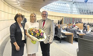 Glückwünsche aus dem Lübbecker Land: Daniela Beihl (FDP) wird nach ihrer Vereidigung im Landtag gleich von Bianca Winkelmann (CDU) und Ernst-Wilhelm Rahe (SPD) willkommen geheißen. Das Lübbecker Land ist nun mit drei Abgeordneten in Düsseldorf vertreten. - Rahe Glückwünsche aus dem Lübbecker Land: Daniela Beihl (FDP) wird nach ihrer Vereidigung im Landtag gleich von Bianca Winkelmann (CDU) und Ernst-Wilhelm Rahe (SPD) willkommen geheißen. Das Lübbecker Land ist nun mit drei Abgeordneten in Düsseldorf vertreten. - Rahe