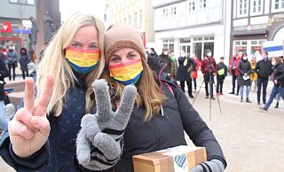 Die Freundinnen Anna und Teresa unterstützen die Friedensdemo auf dem Höxteraner Marktplatz. - Burkhard Battran Die Freundinnen Anna und Teresa unterstützen die Friedensdemo auf dem Höxteraner Marktplatz. - Burkhard Battran